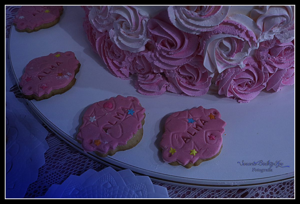 torta de cumpleaños blanca con decoración en rosas rosas y al tono, con masa seca en blondas blanca