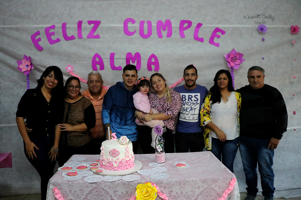 foto familiar junto a la torta de cumpleaños infantil