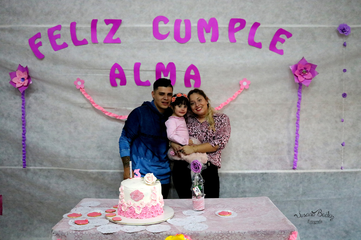 foto familiar junto a la torta de cumpleaños infantil