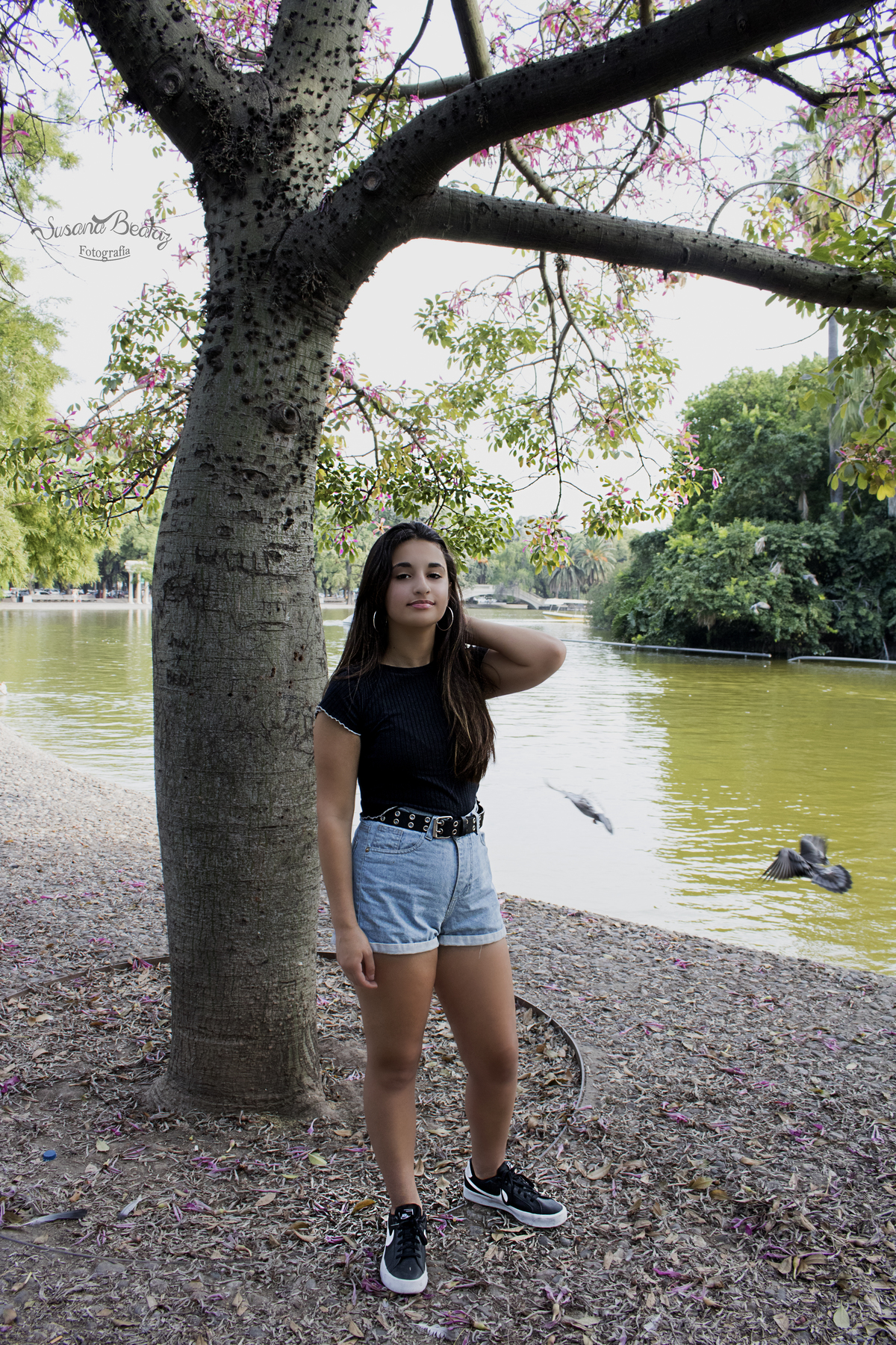 plano americano quinceañera con remera negra mano en la cabeza