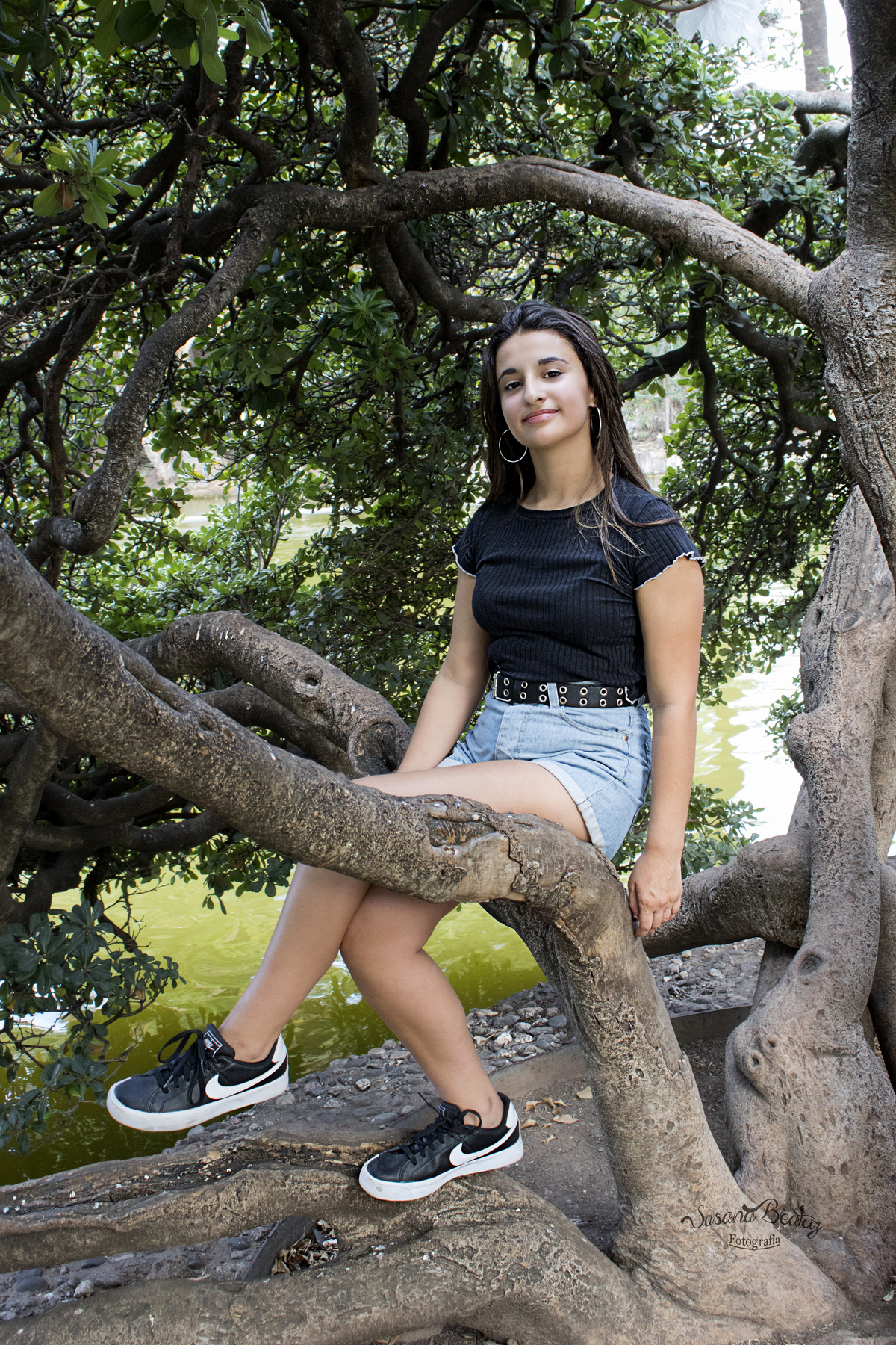 plano general quinceañera entre las ramas de un árbol