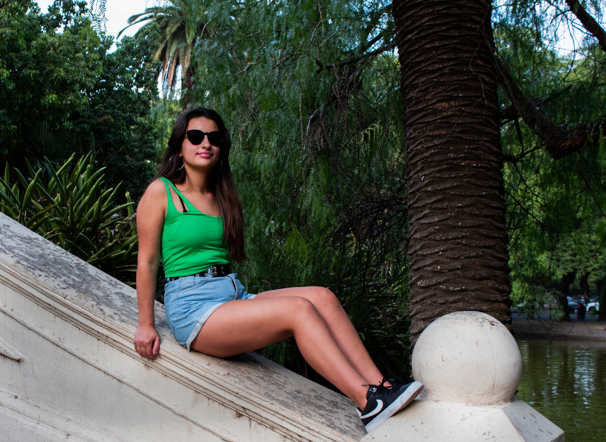 plano general quinceañera sentada sobre baranda de escalera