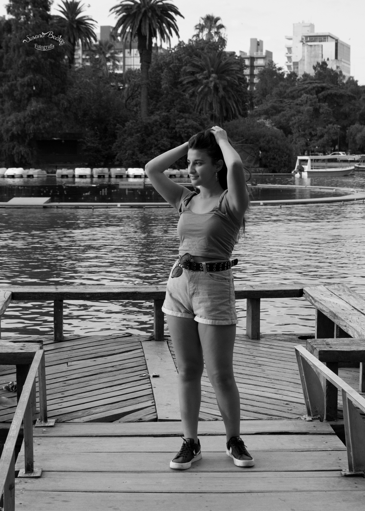 plano general quinceañera parada en muelle, foto blanco y negro