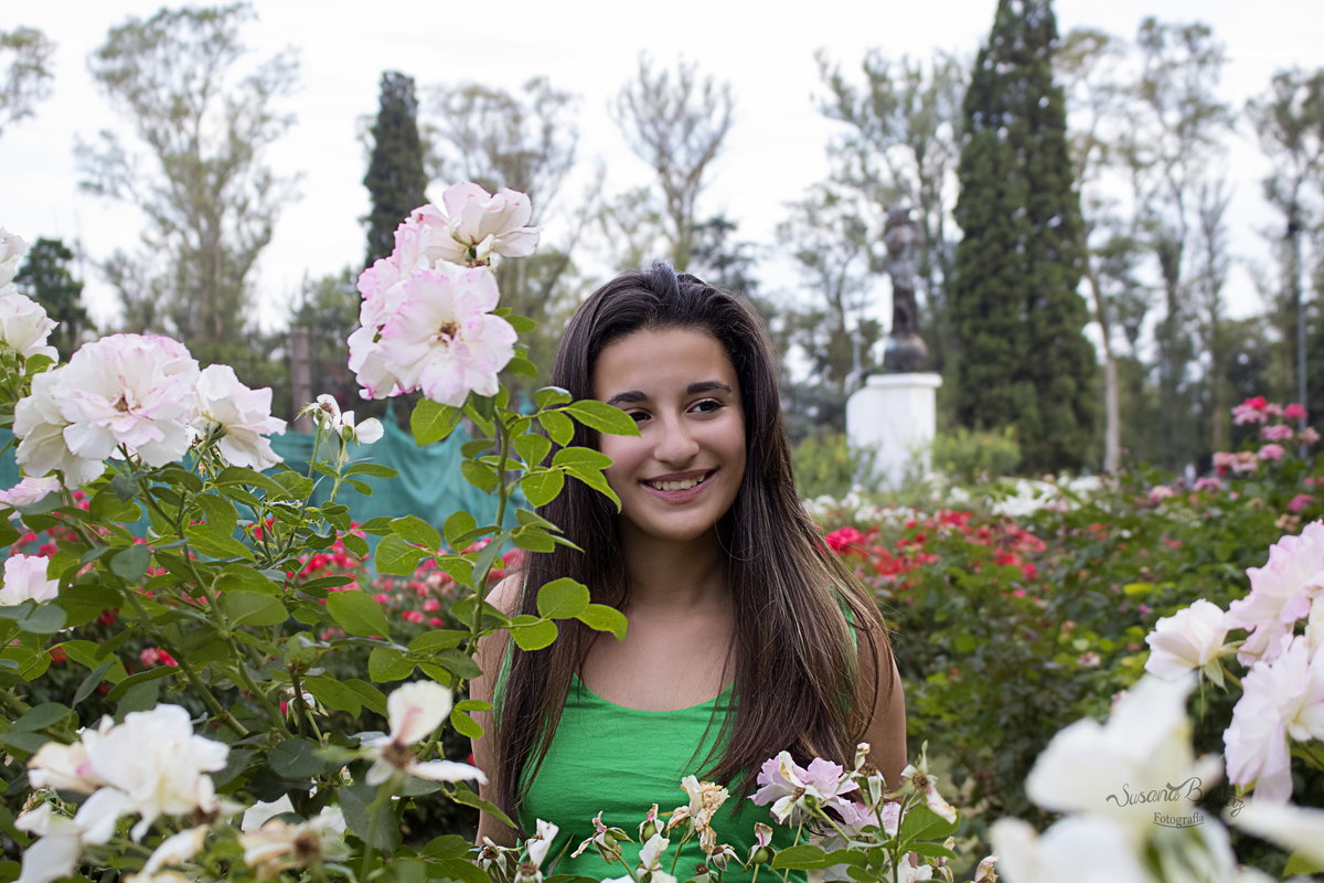 quinceañera entre las flores