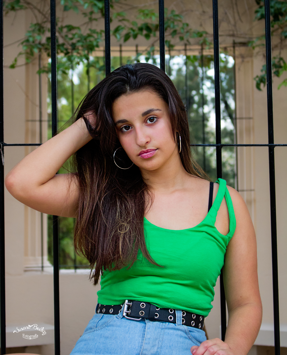  retrato quinceañera tomandose el pelo 