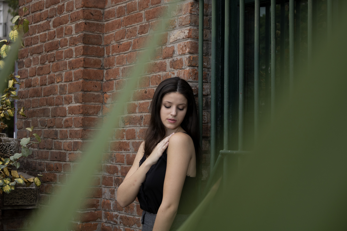 modelo plano americano, falda gris, blusa negra