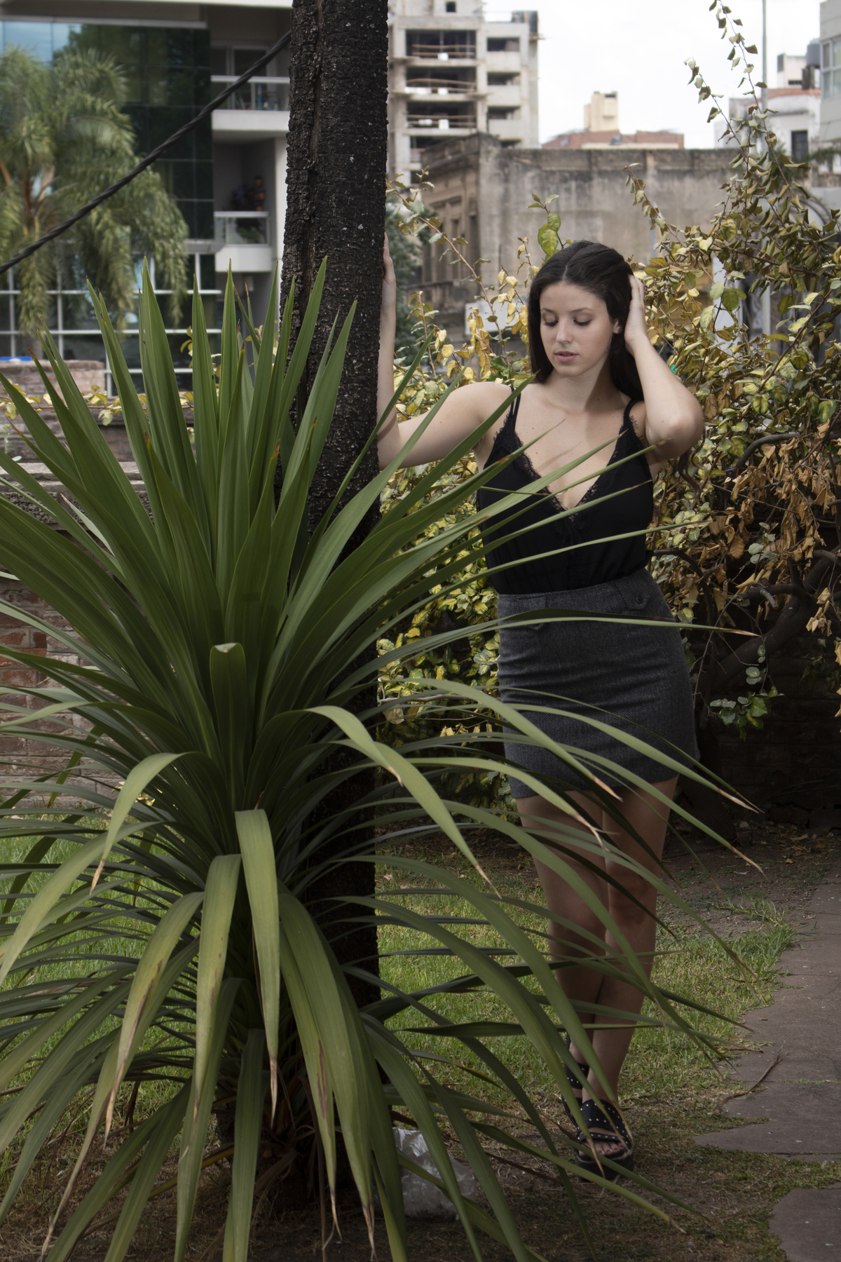 modelo plano general, falda gris, blusa negra