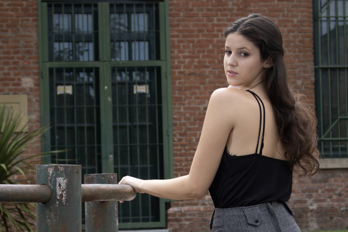 modelo plano americano, falda gris, blusa negra