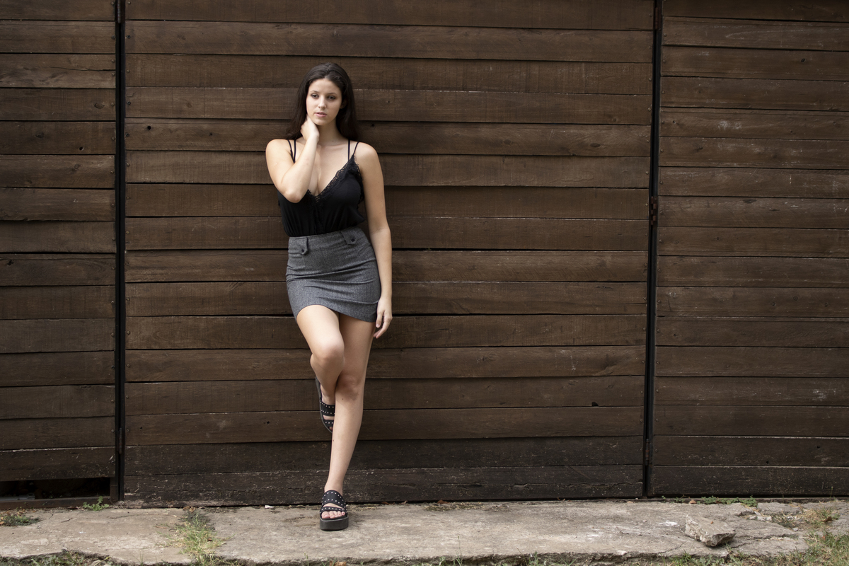 modelo plano general, falda gris, blusa negra