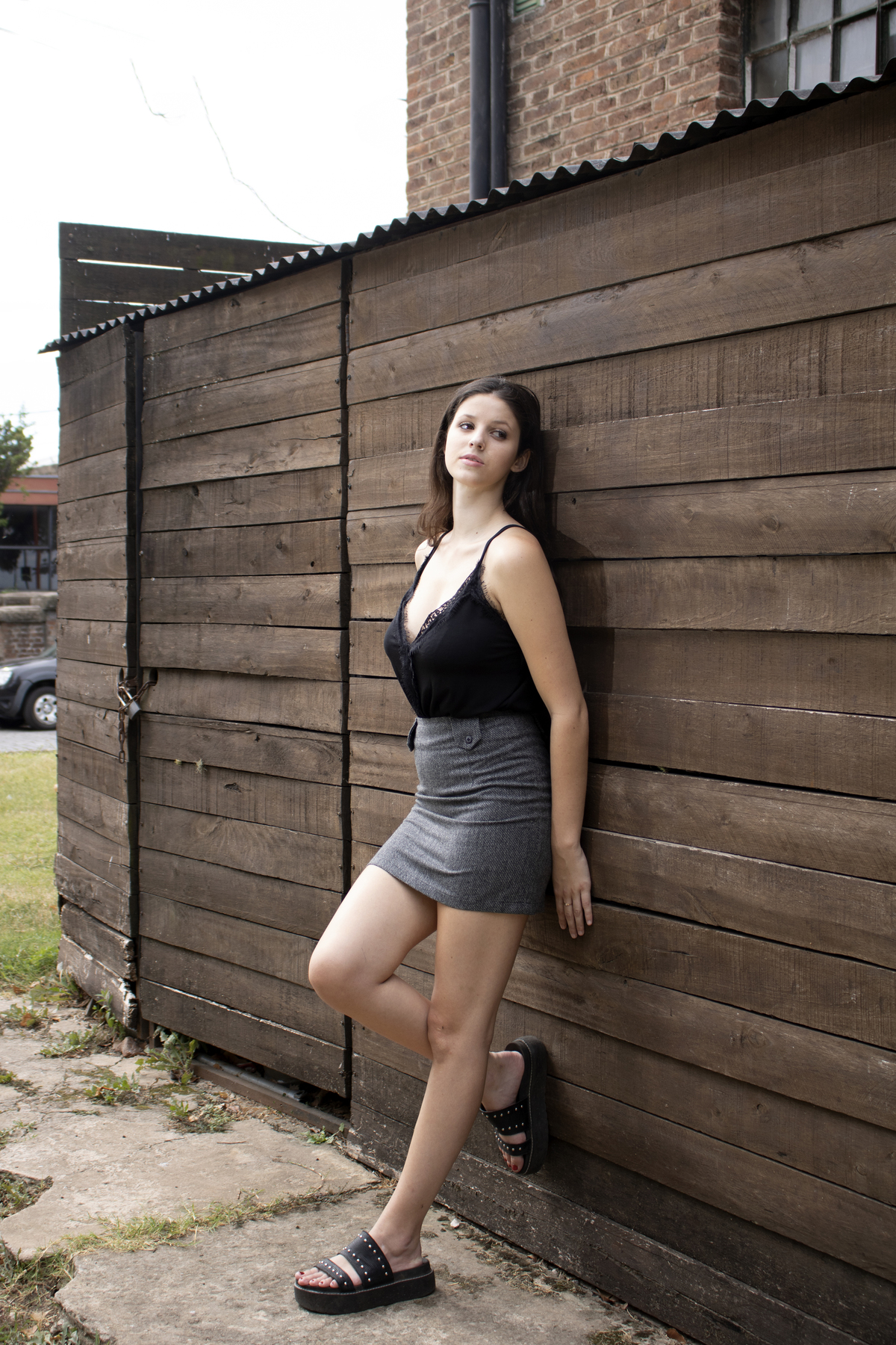 modelo plano general, falda gris, blusa negra