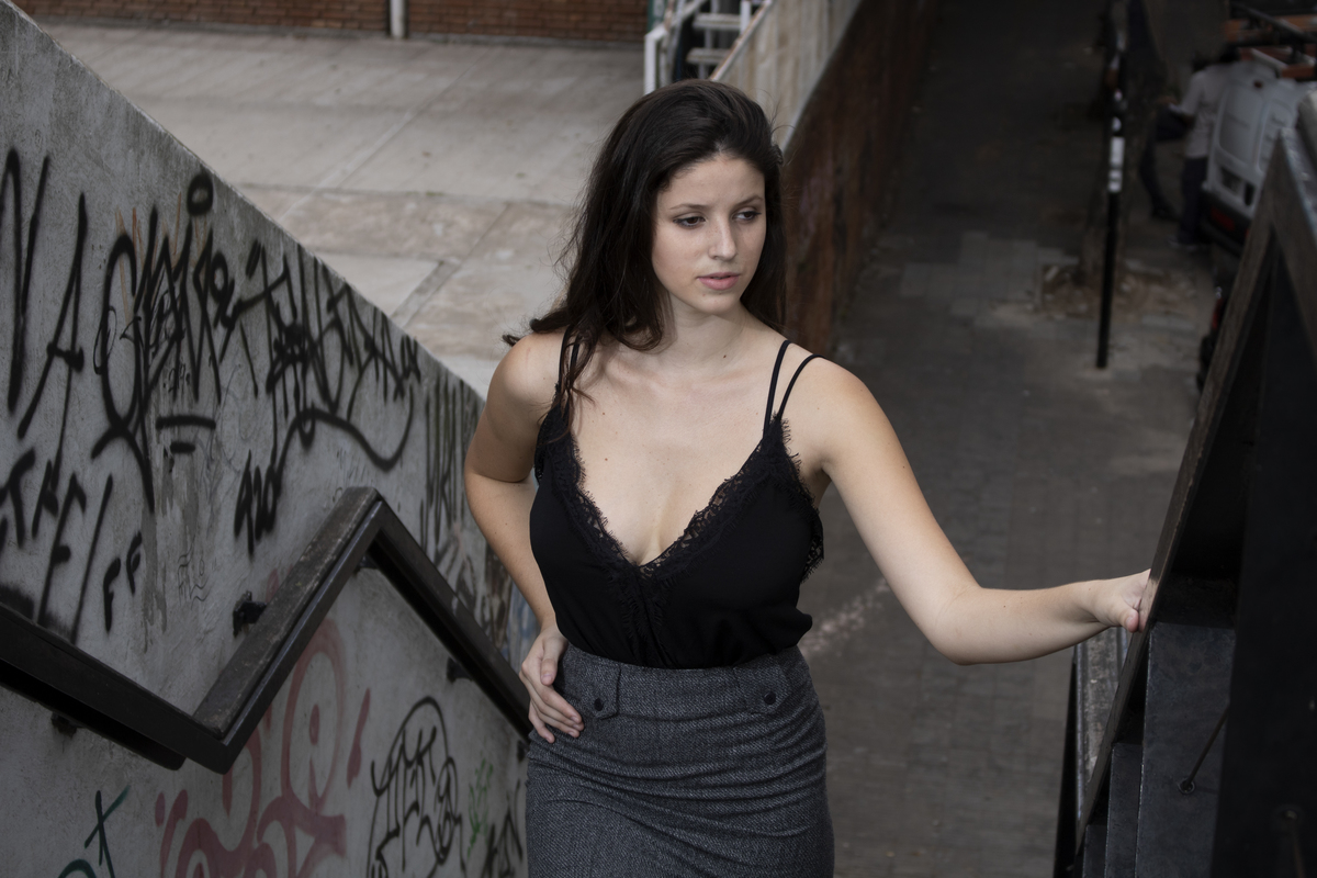 modelo plano americano, falda gris, blusa negra