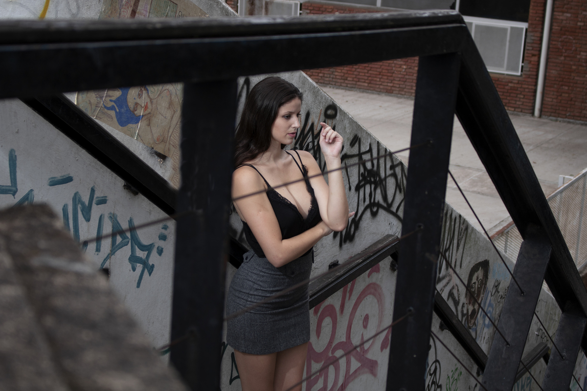 modelo plano americano, falda gris, blusa negra