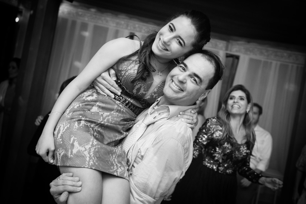 a debutante aproveita a colo do papai