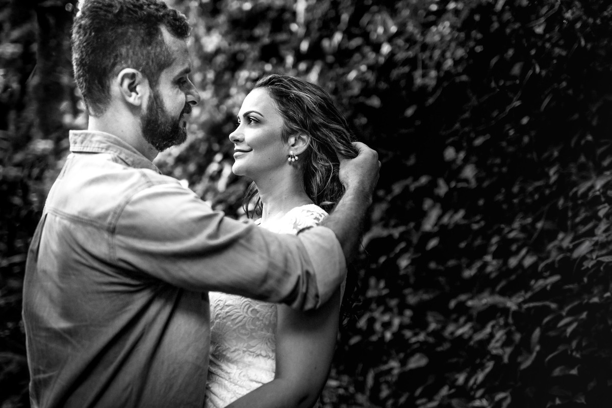 Vanessa e Edson sendo fotografados em preto e branco no parque lage, por gustavo medeiros fotografia
