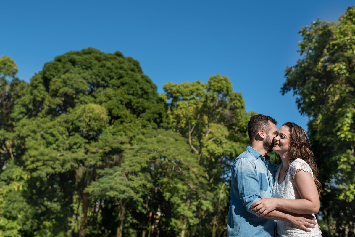 Vanessa e Edson sendo fotografados em meio ao verde no parque lage, por gustavo medeiros fotografia