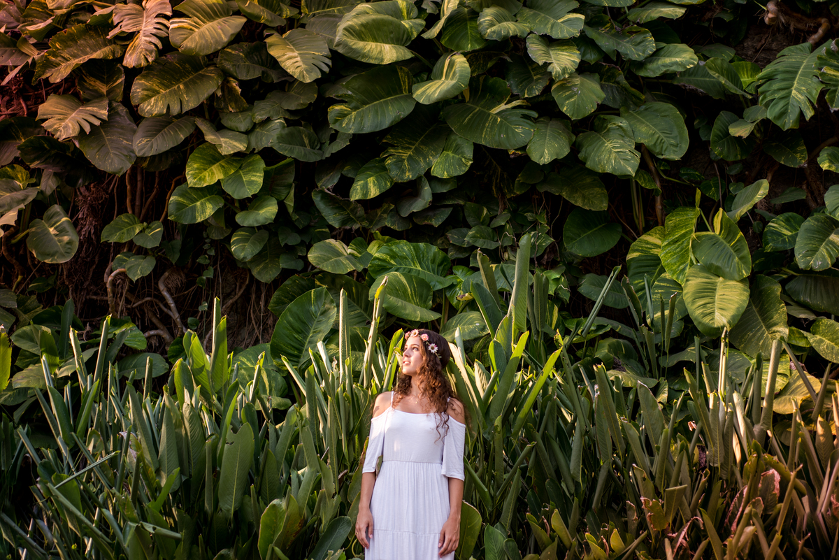 Carol de branco junto a verde do Parque garota de Ipanema