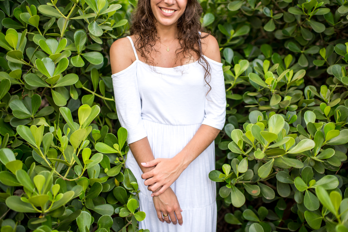 Close da Carol de branco junto a verde do Parque garota de Ipanema