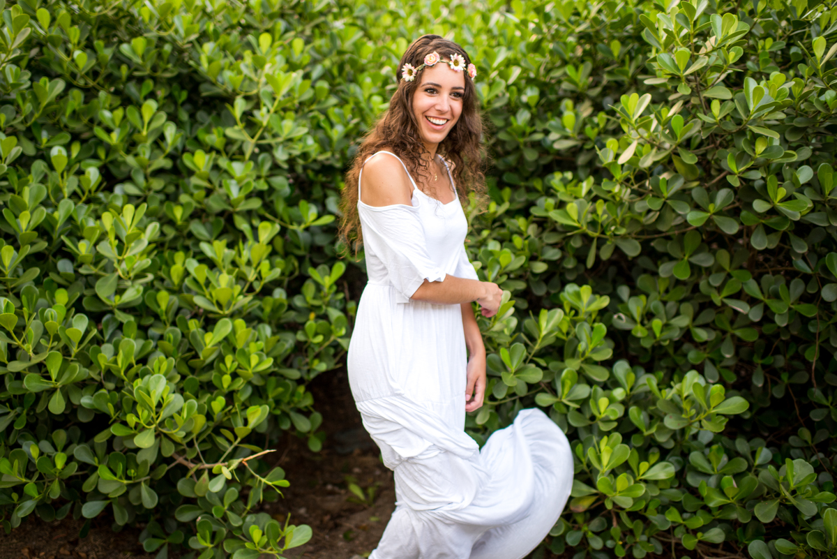 Carol balançando o vestido branco junto verde
