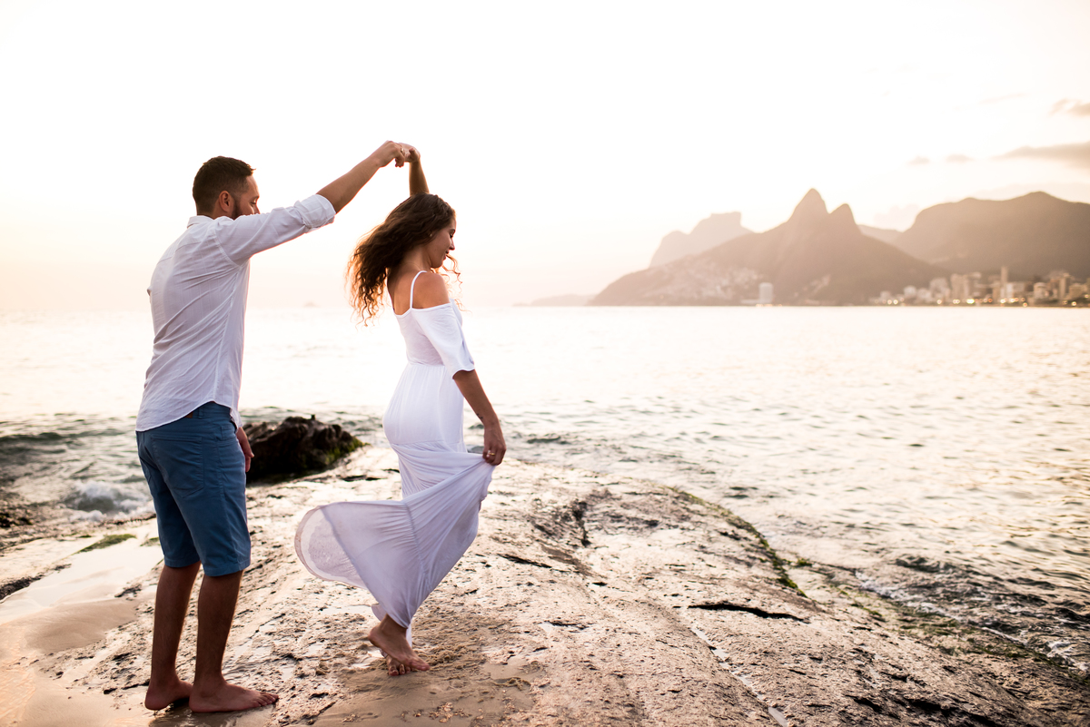 Paisagem do Arpoador com o casal dançando