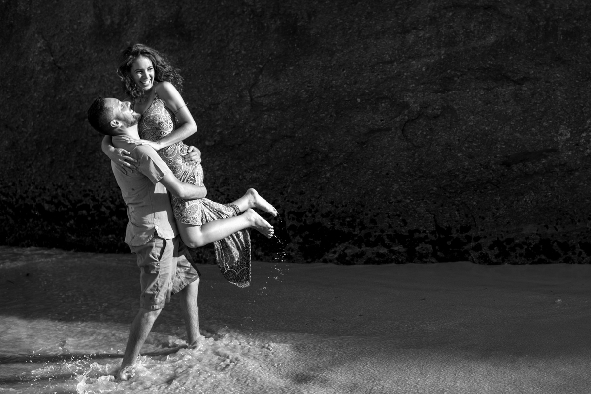 Carol e Luís pelando e sorrindo em preto e branco