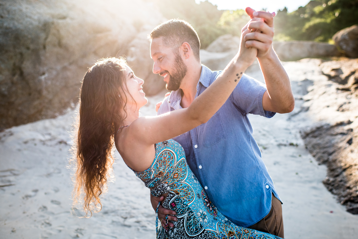 Carol e Luís dançando na praia do Arpoador