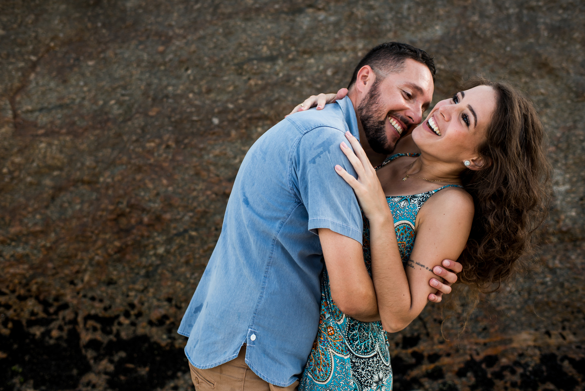 Carole Luís se abraçando na praia