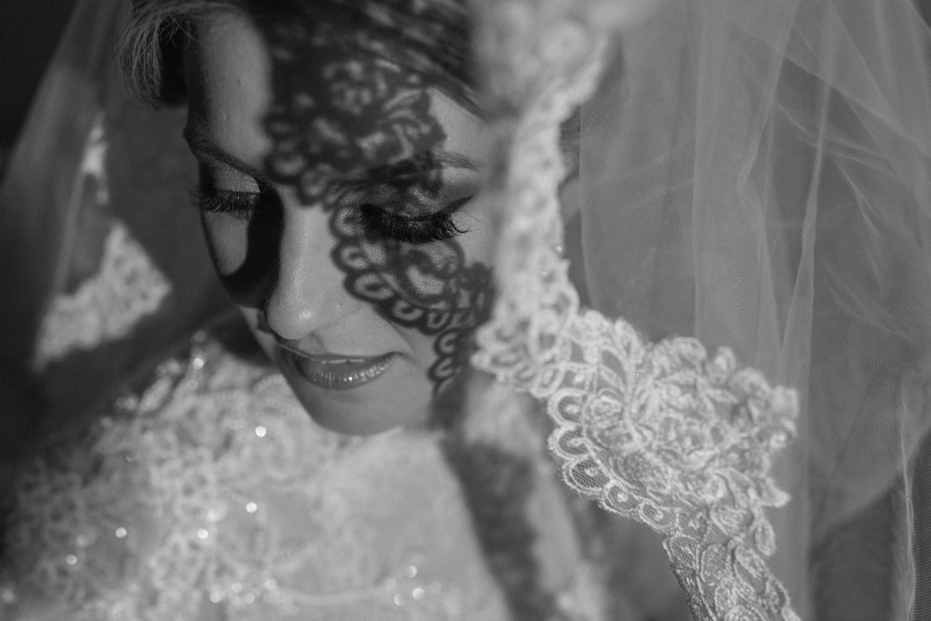 foto da amanda já vestida de noiva, no hotel H niterói, com uma mantilha, com iluminação especial, em luz e sombra, em p