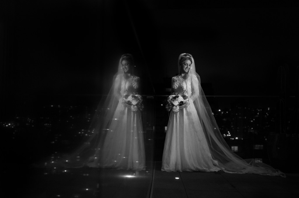 foto da amanda, no hotel H niterói, já vestida de noiva, com iluminação especial, em reflexo, em p