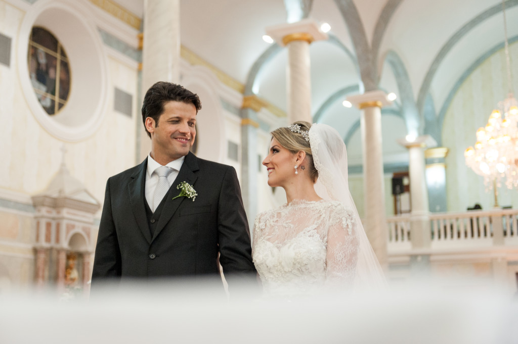 na cerimônia é sempre lindo ver o casal sorrir. Amanda e eugênio sorrindo um para outro na Igreja de Nossa Senhora das Dores - Niterói - Ingá - RJ