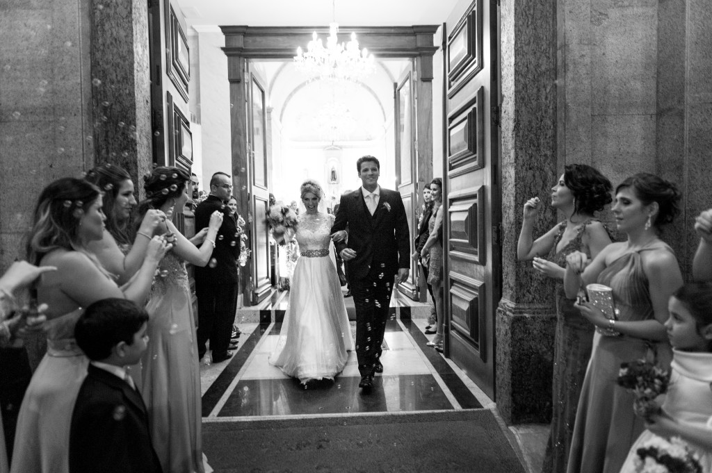 saída do casl com bolhinhas na igreja de Nossa Senhora das Dores - Niterói - fotografado pelo fotógrafo de casamento e família Gustavo Medeiros - fotografia de casamento em Niterói Rj