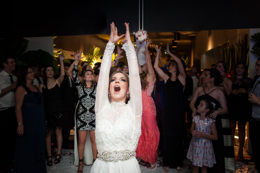 Amanda lançando o buquê na festa de casamento no hotel H - Niterói, fotografado pelo fotógrafo de casamento e família Gustavo Medeiros - fotografia de casamento em Niterói Rj