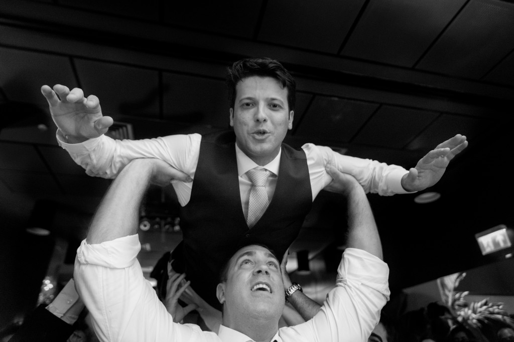 Noivo carregado pelos amigos na Festa de casamento no Hotel H - Niterói fotografada pelo fotógrafo de casamento Gustavo Medeiros - fotografia de casamento em Niterói Rj