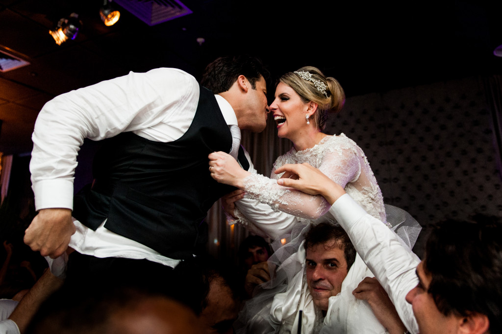 Noivos carregados pelos amigos na Festa de casamento no Hotel H - Niterói fotografada pelo fotógrafo de casamento Gustavo Medeiros - fotografia de casamento em Niterói Rj