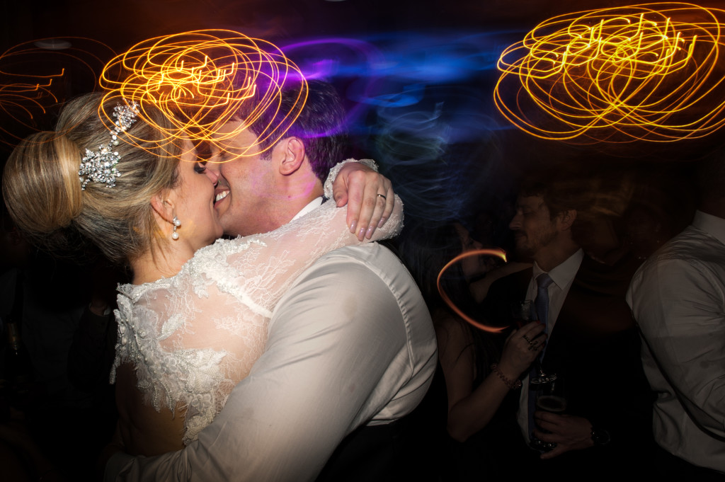Noivo dançando na Festa de casamento no Hotel H - Niterói fotografada pelo fotógrafo de casamento Gustavo Medeiros - fotografia de casamento em Niterói Rj