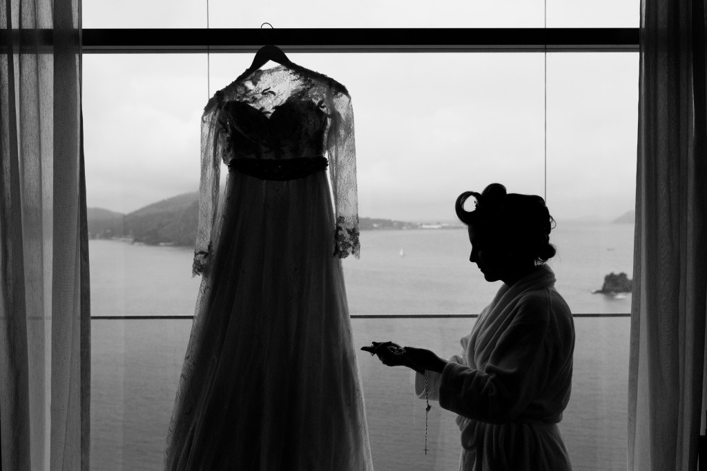 Foto do making of da noiva Amanda feita no hotel H Niterói - fotografado pelo fotógrafo de casamento e família Gustavo Medeiros - fotografia de casamento em Niterói Rj