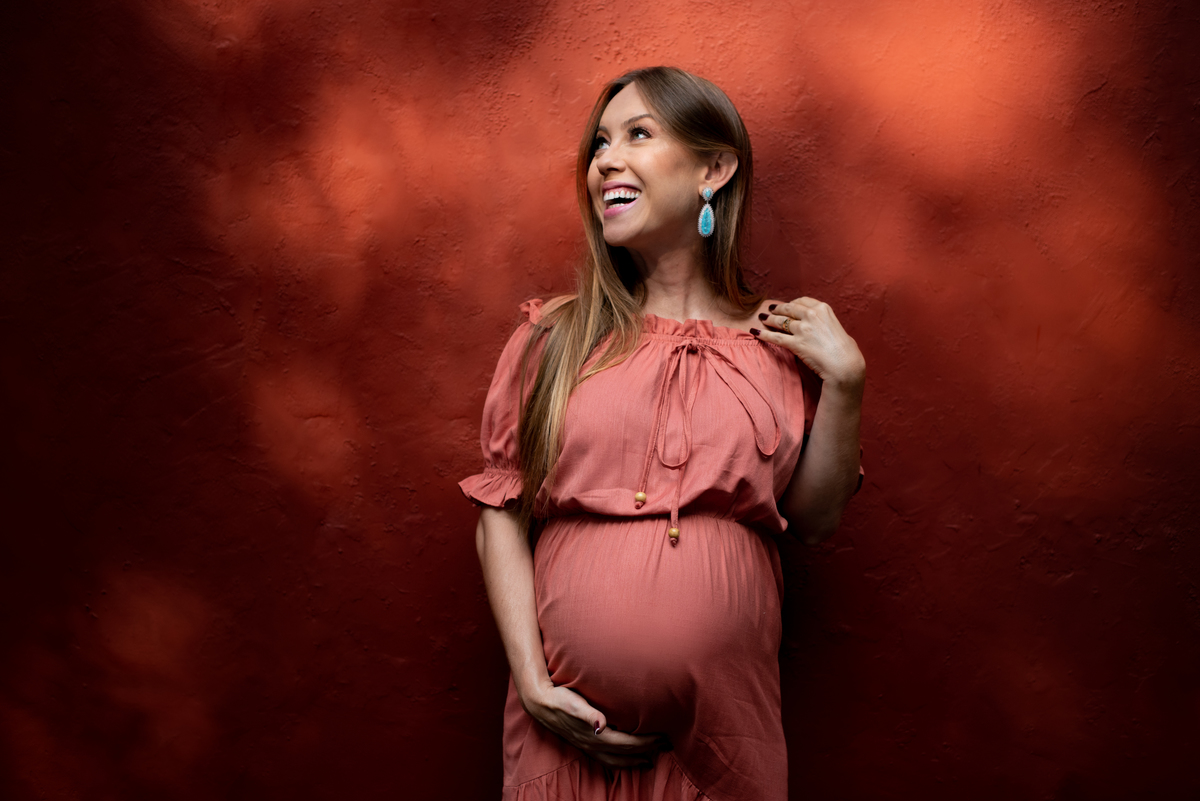 Ensaio de gestante no Restaurante Os Esquilos. Foto da Gestante. Gustavo Medeiros Fotografia. Vestido para gestante. Pose para ensaio de Gestante