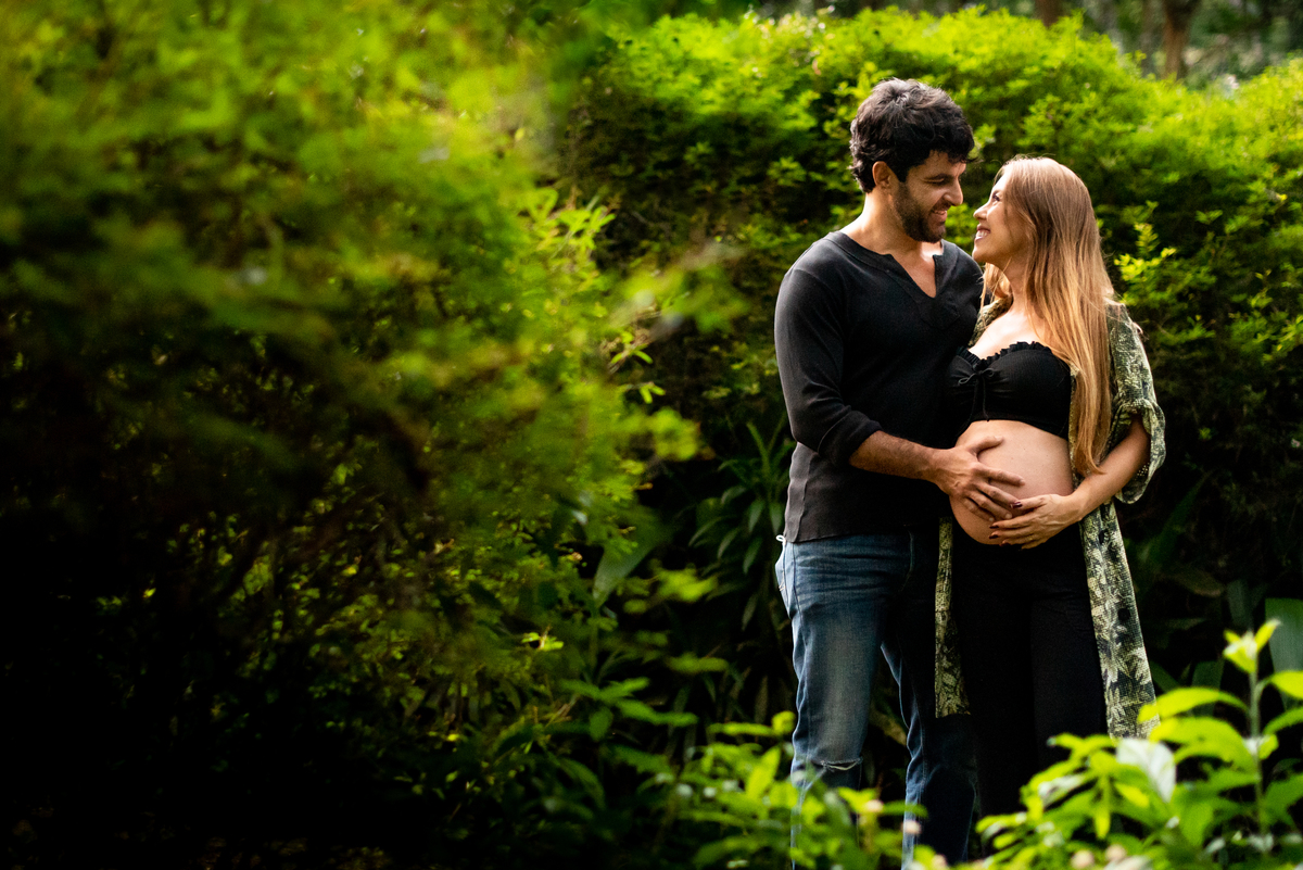 Ensaio de gestante no Restaurante Os Esquilos. Fotografia do Casal. Foto da Gestante. Gustavo Medeiros Fotografia. Ensaio de Família. Ensaio na Natureza. Ensaio ao Ar livre. Roupa Masculina para ensaio de gestante