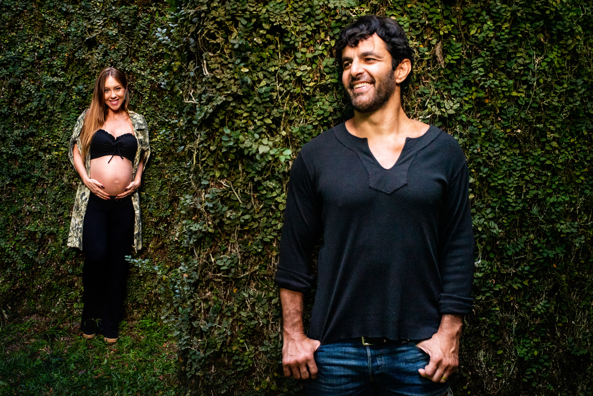 Ensaio de gestante no Restaurante Os Esquilos. Foto da Gestante. Gustavo Medeiros Fotografia. Foto da gestante. Roupa para ensaio de Gestante. Ensaio Criativo de gestante