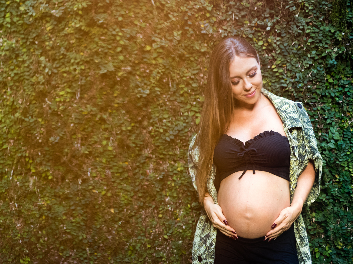 Ensaio de gestante no Restaurante Os Esquilos. Foto da Gestante. Gustavo Medeiros Fotografia. Foto da gestante. Roupa para ensaio de Gestante. Ensaio Criativo de gestante