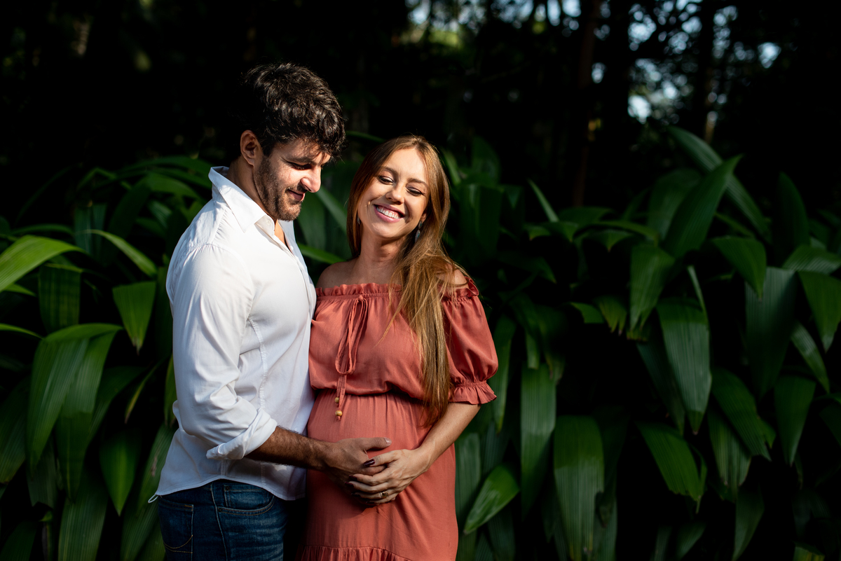 Ensaio de gestante no Restaurante Os Esquilos. Fotografia do Casal. Foto da Gestante. Gustavo Medeiros Fotografia. Ensaio de Família. Ensaio na Natureza. Pose para ensaio de Gestante