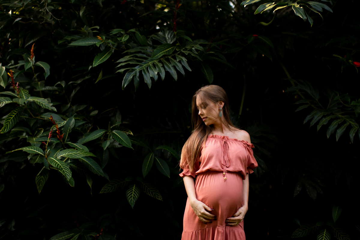 Ensaio de gestante no Restaurante Os Esquilos. Foto da Gestante. Gustavo Medeiros Fotografia. Foto da gestante. Pose para ensaio de Gestante