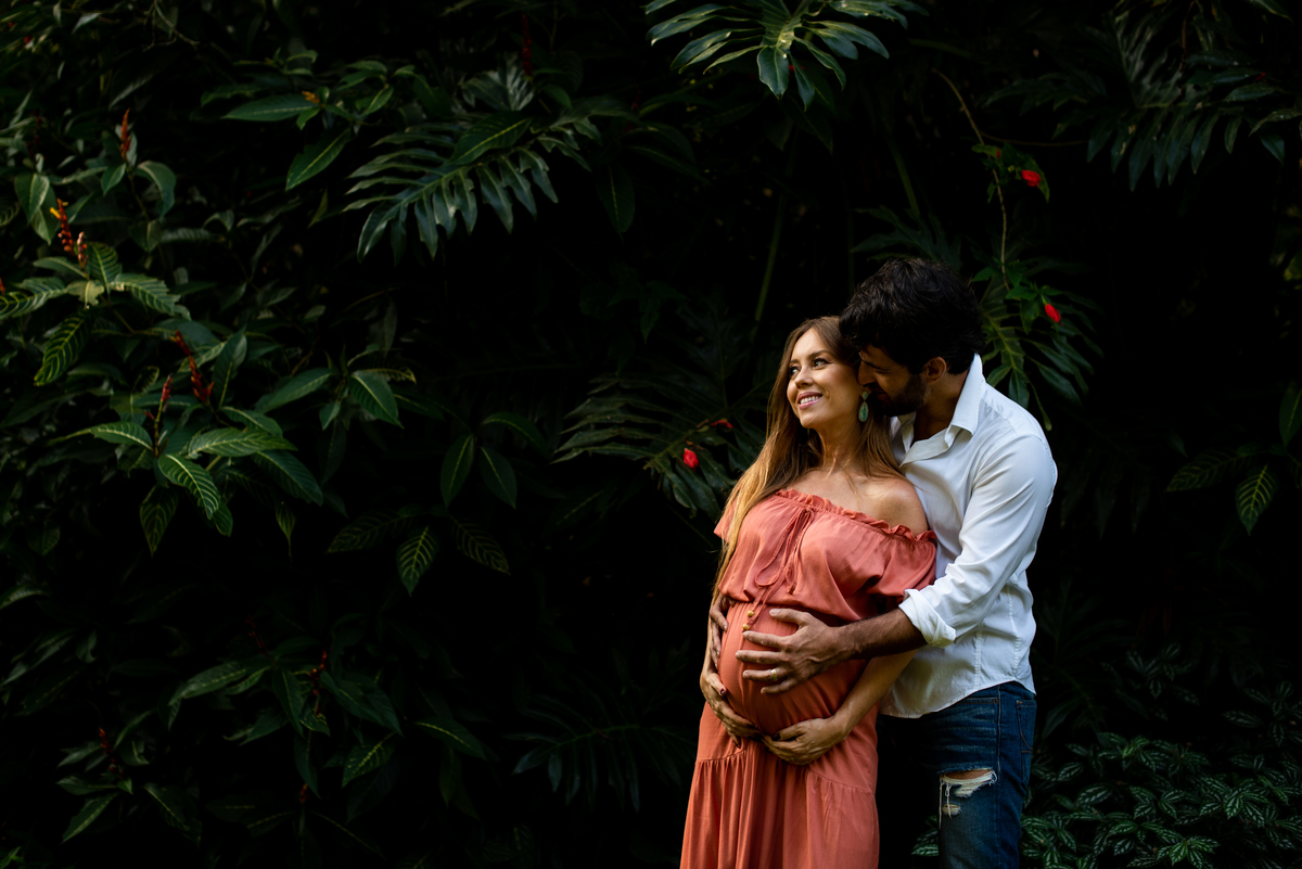 Ensaio de gestante no Restaurante Os Esquilos. Fotografia do Casal. Foto da Gestante. Gustavo Medeiros Fotografia. Ensaio de Família. Ensaio na Natureza. Ensaio ao Ar livre