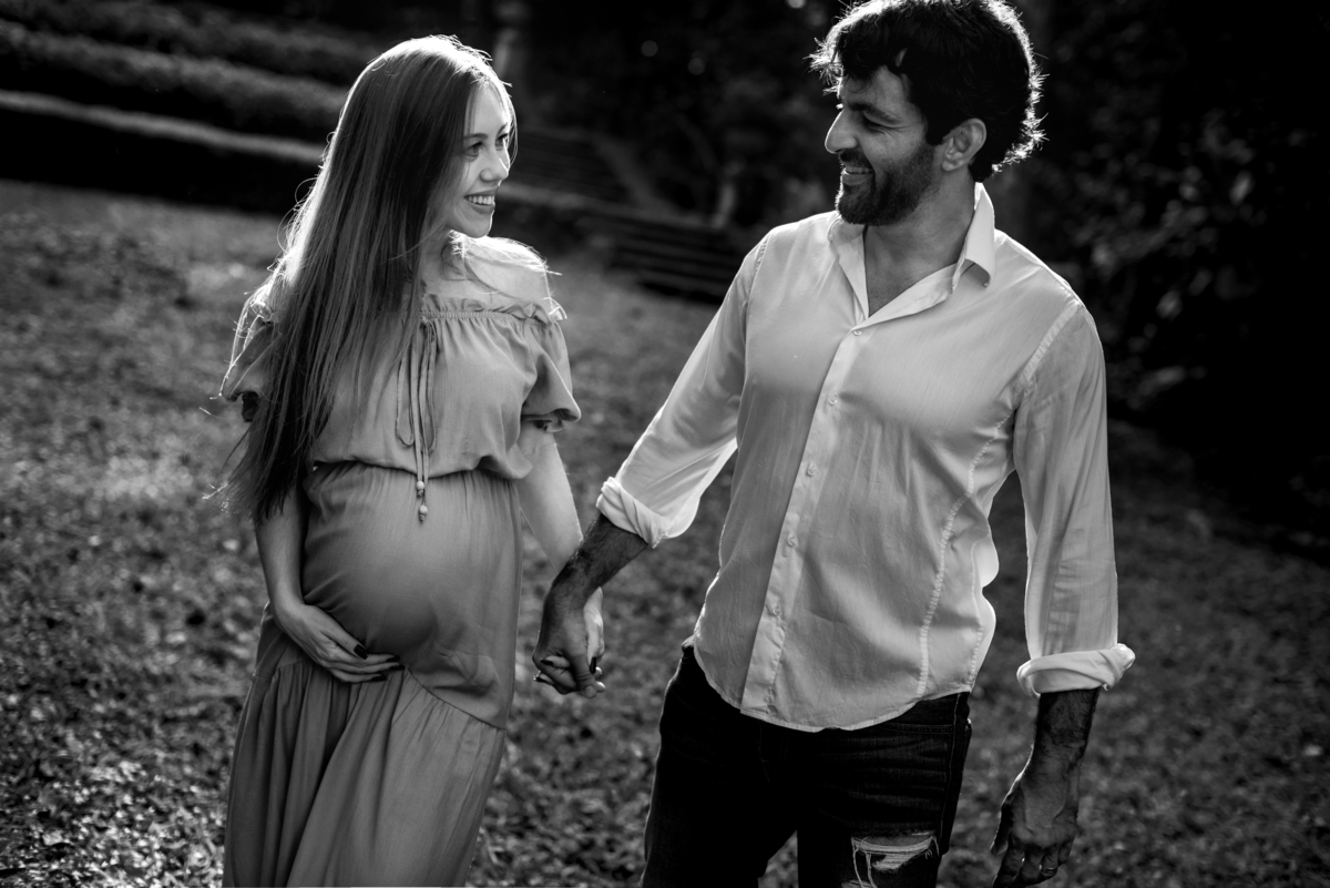 Ensaio de gestante no Restaurante Os Esquilos. Fotografia do Casal. Foto da Gestante. Gustavo Medeiros Fotografia. Ensaio de Família. Ensaio na Natureza. Ensaio ao Ar livre. Ensaio Criativo de gestante