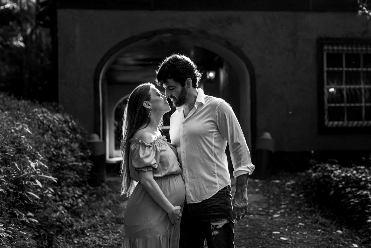 Ensaio de gestante no Restaurante Os Esquilos. Fotografia do Casal. Foto da Gestante. Gustavo Medeiros Fotografia. Ensaio de Família. Ensaio na Natureza. Ensaio ao Ar livre