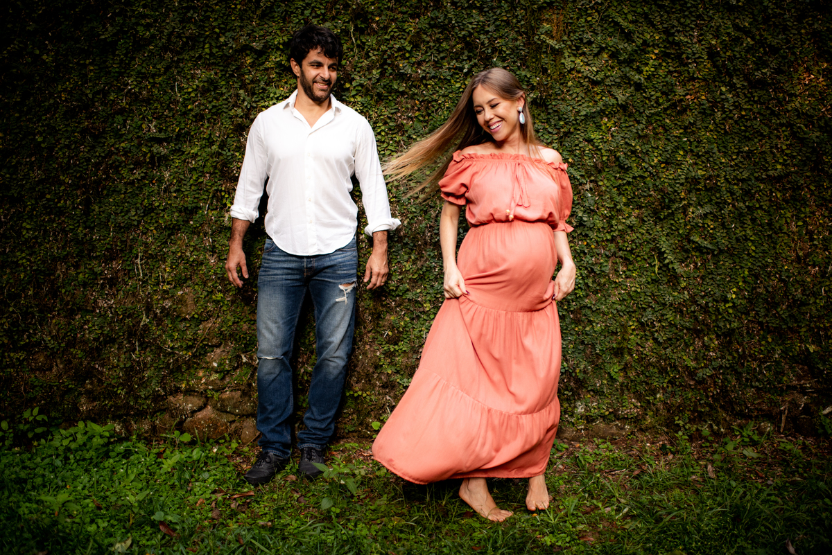 Ensaio de gestante no Restaurante Os Esquilos. Fotografia do Casal. Foto da Gestante. Gustavo Medeiros Fotografia. Ensaio de Família. Ensaio na Natureza. Ensaio ao Ar livre. Roupa Masculina para ensaio de gestante
