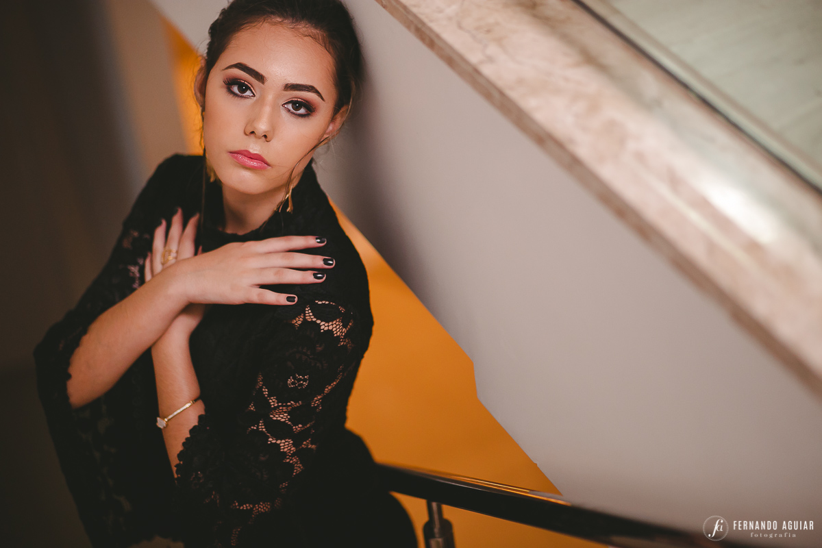 Foto modelo se abraçando na escada  - Fotógrafo de 15anos