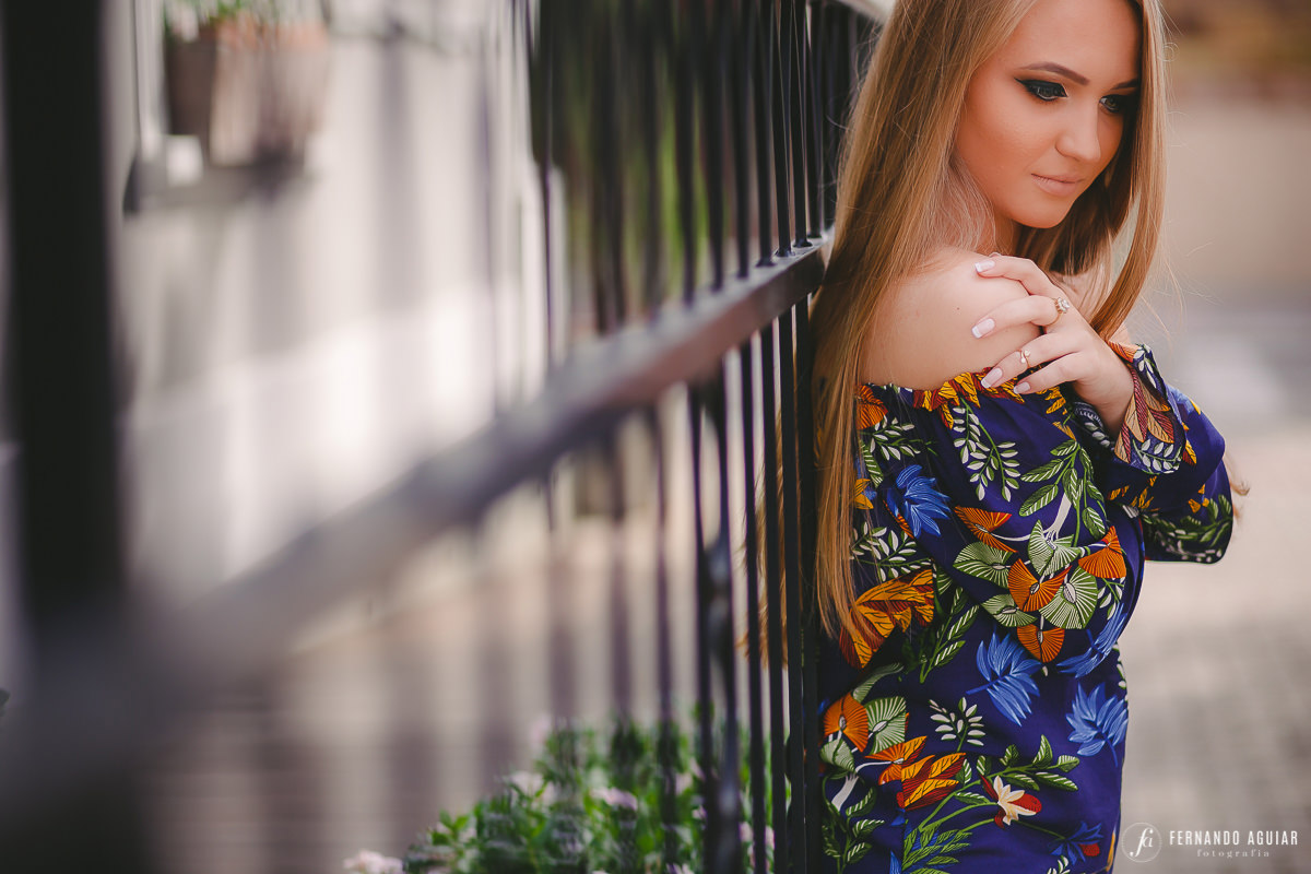 Foto modelo seria olhando para baixo - Fotógrafo de Nova veneza / SC