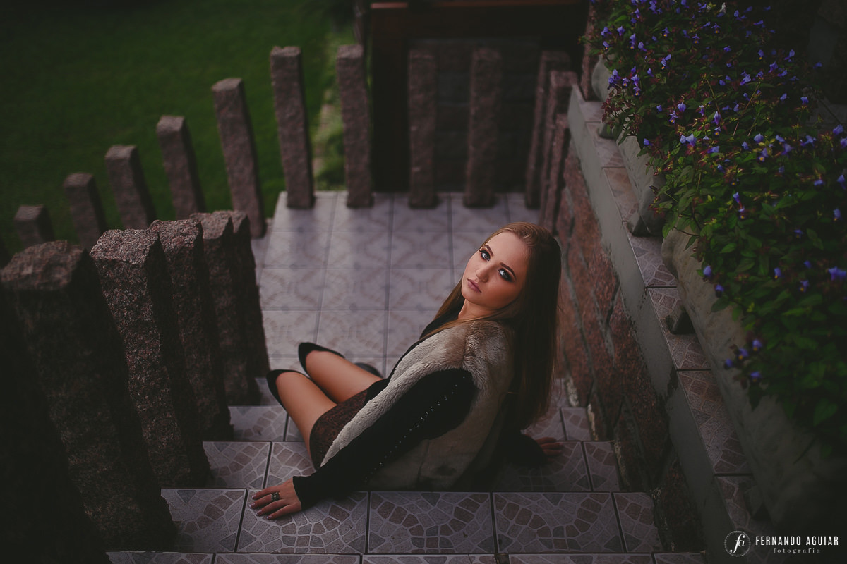 Foto modelo sentada em escada - Fotógrafo de Nova veneza / SC