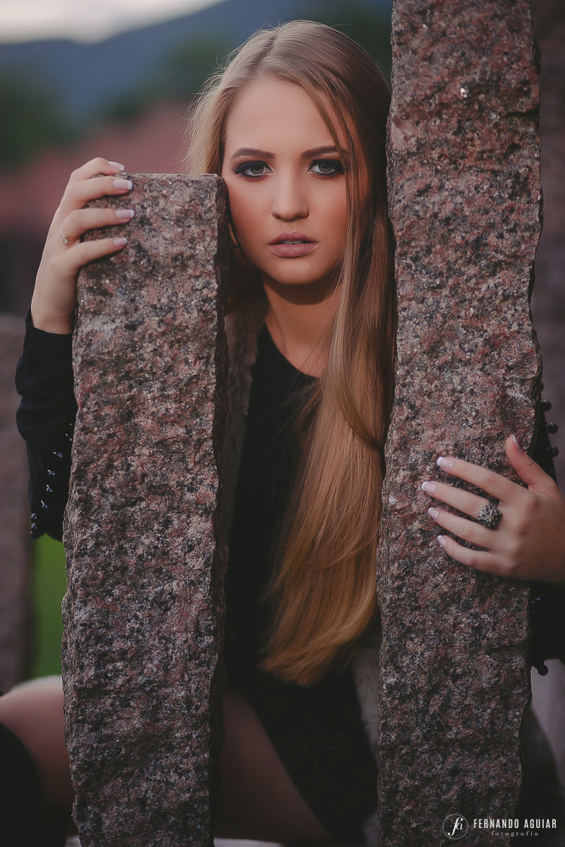 Foto modelo meio as pedras castela - Fotógrafo de Nova veneza / SC