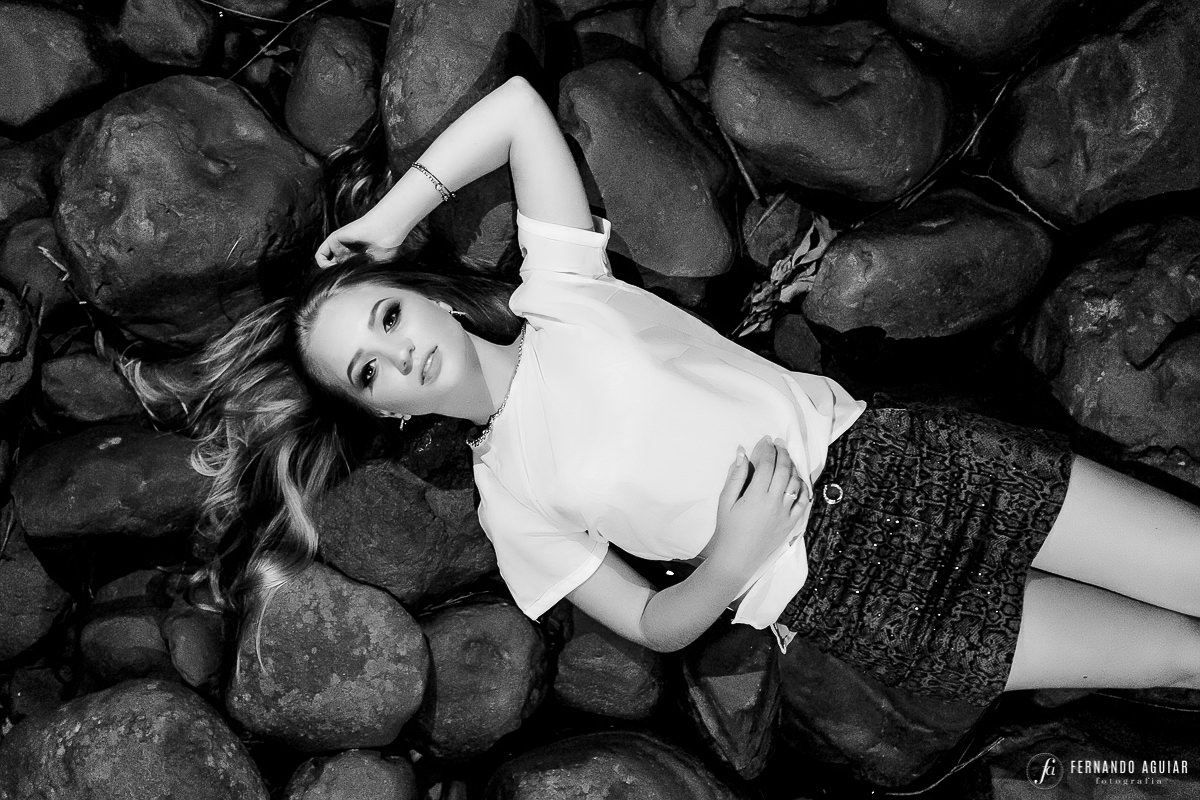 Foto modelo deitada em pedras - Fotógrafo de Nova veneza / SC